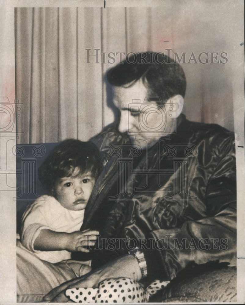 1973 Col Elwyn Rex capling daughter Kris Daddy Vietnam - Historic Images