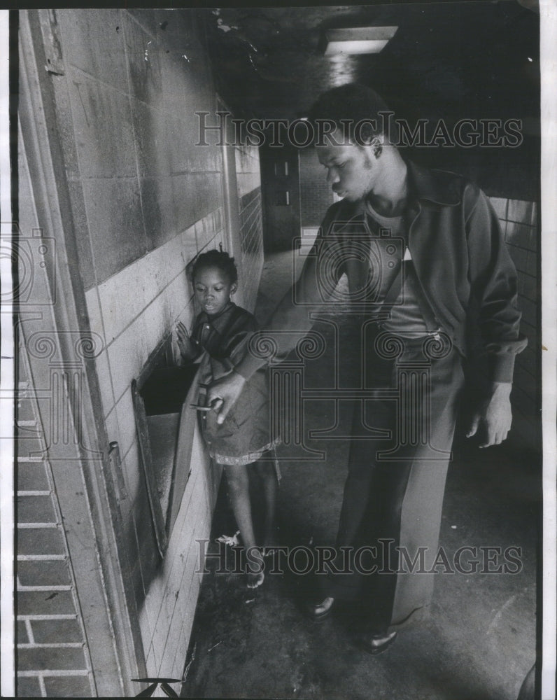 1974 Edward Chester Questions Child's Death - Historic Images