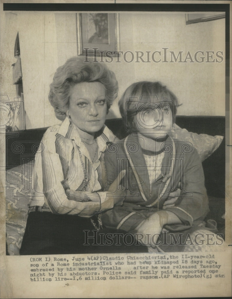 1975 Press Photo Claudio Chiacchierini, Kidnap Victim With his Mother Ornella - Historic Images