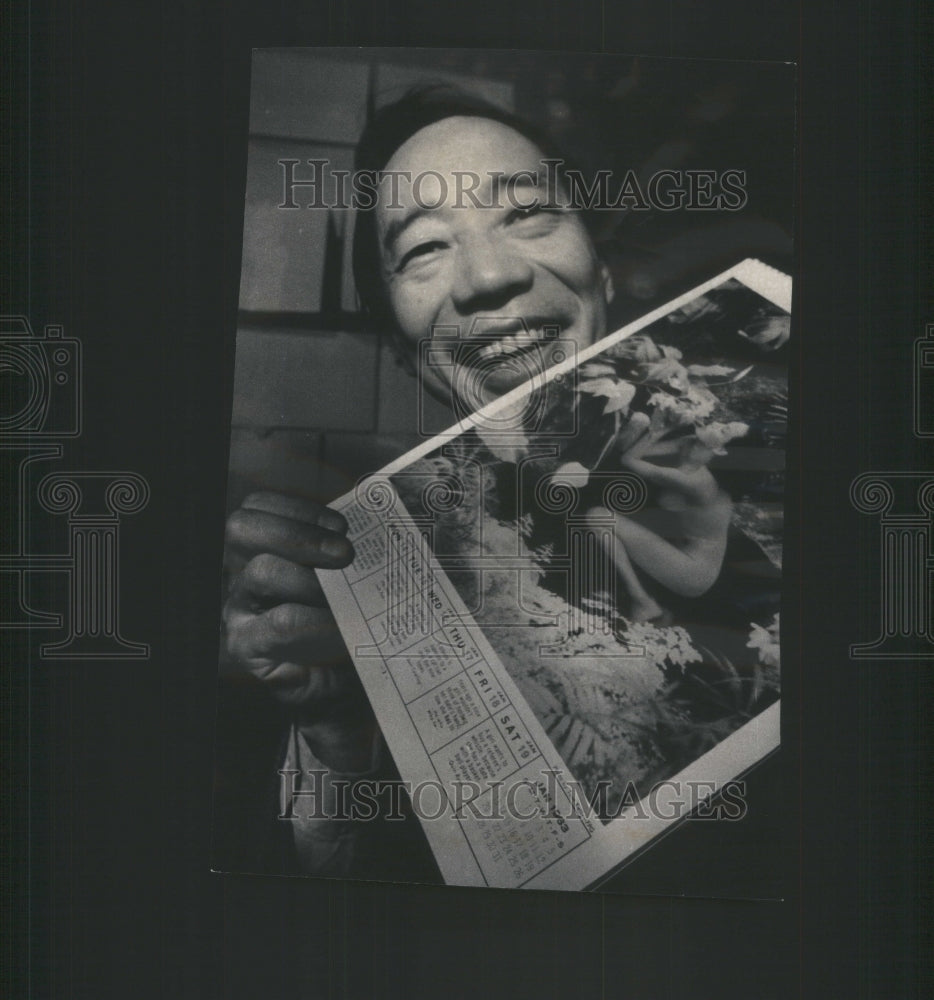 1974 Press Photo Jack Chia With Some Of His Calendars- RSA69443 - Historic Images