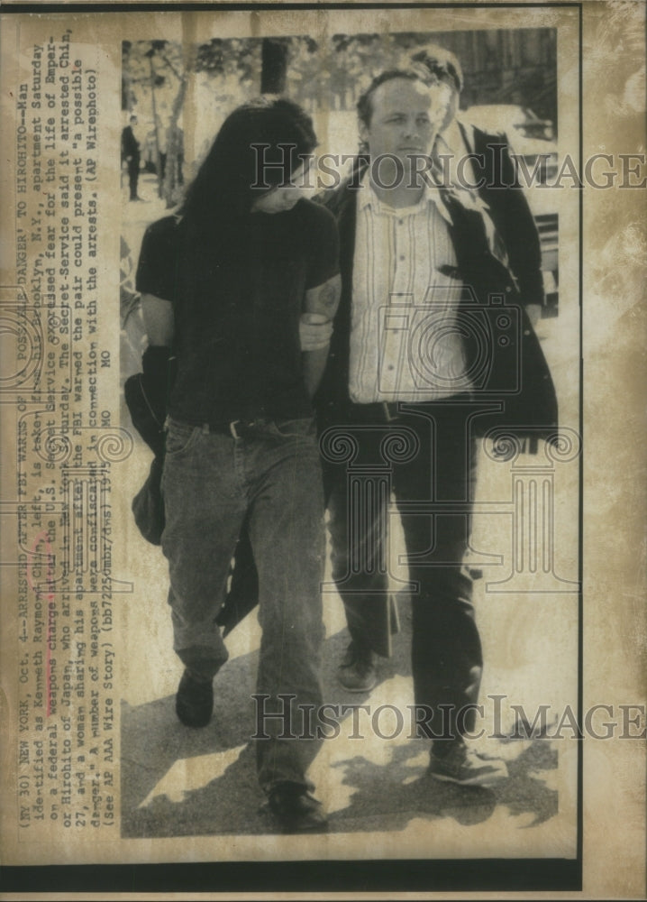 1975 Press Photo Kenneth Raymond Brooklyn Federal Weapons- RSA69693 - Historic Images