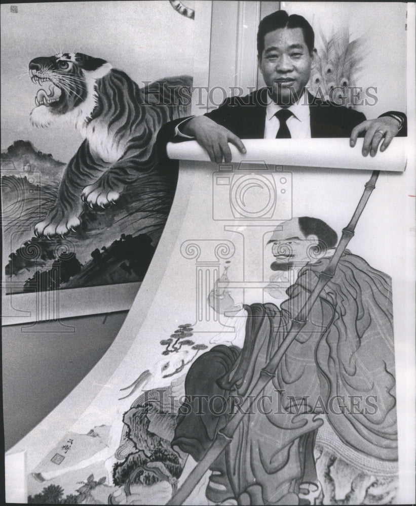 1971 Press Photo Choy Kung Heng Scroll Paintings Artist- RSA69755 - Historic Images
