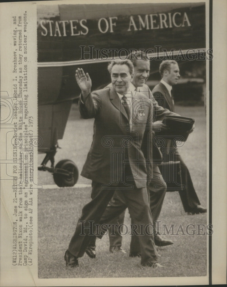 1973 Press Photo Soviet Leonid Brezhnev President Nixon Walking Helicopter - Historic Images