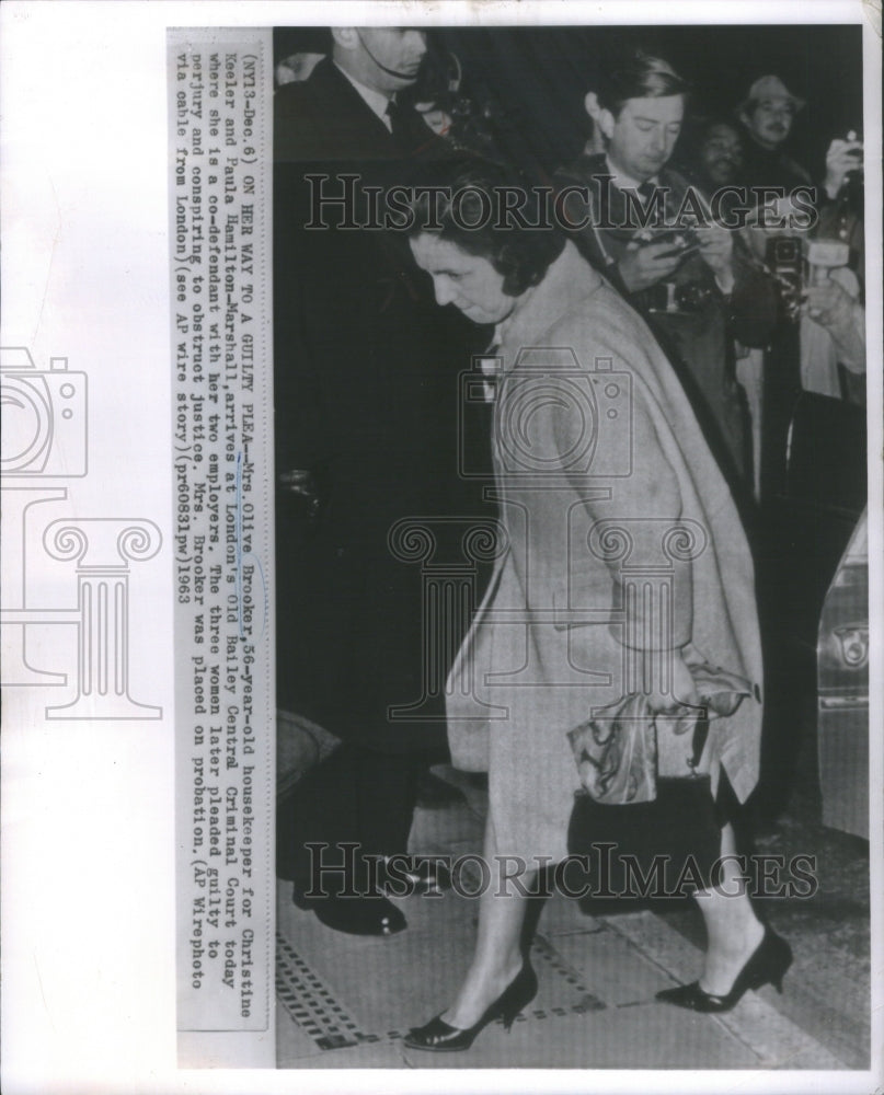 1963 Press Photo Mrs. Olive Brooker, Housekeeper, Arrives At Criminal Court - Historic Images