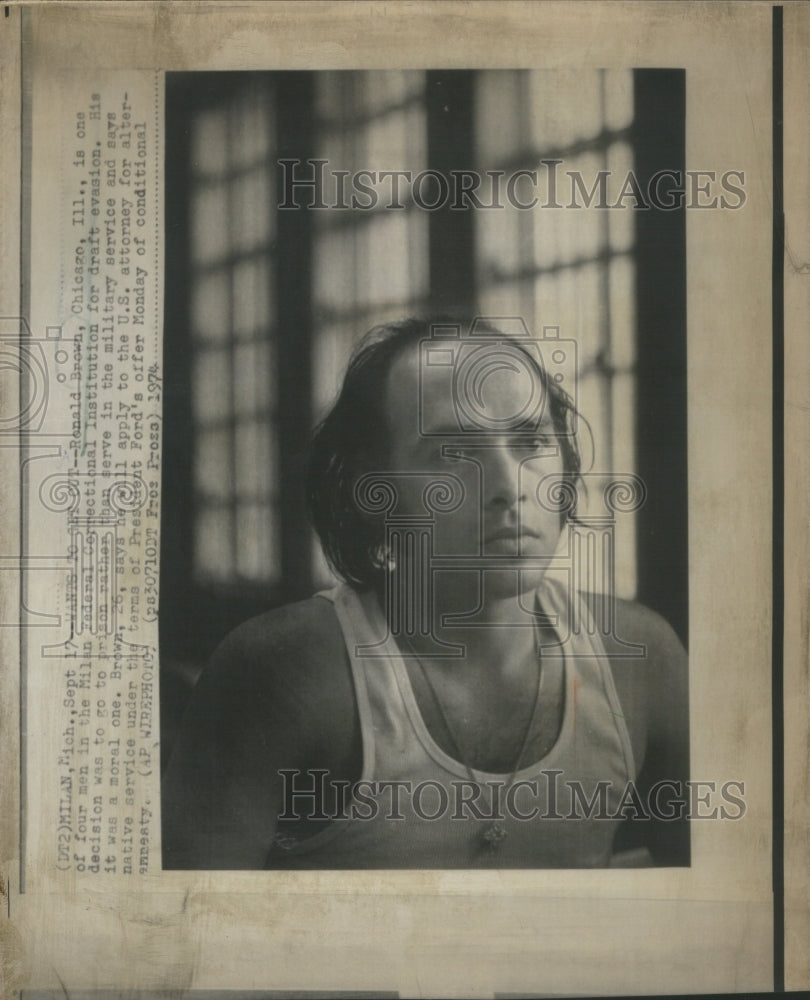 1974 Press Photo Ronald Brown, Chicago, in Milan Federal Correctional Institute - Historic Images