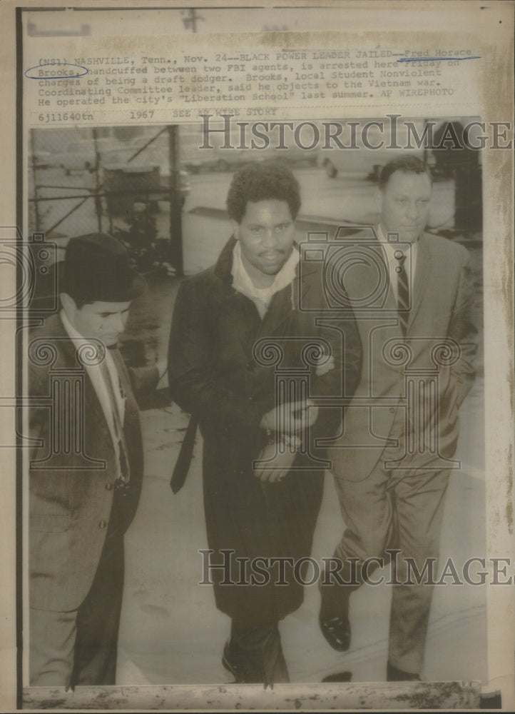 1967 Press Photo Fred Horace Brooks Black Power leader handcuffed FBI agents - Historic Images