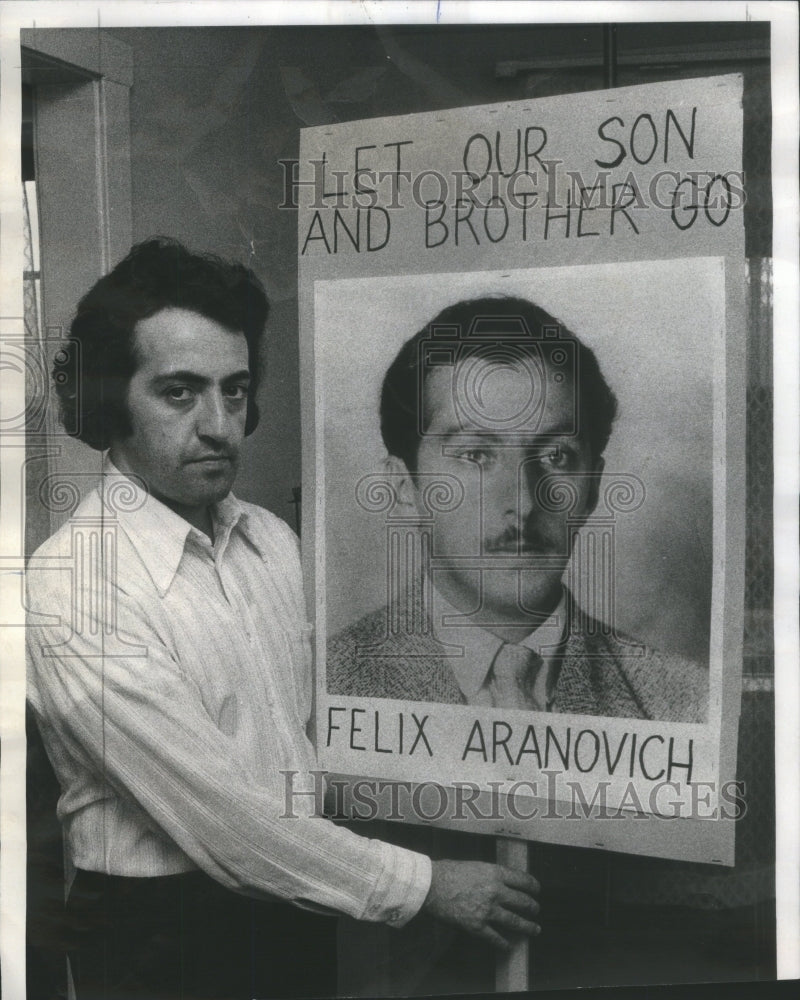 1975 Press Photo Viktor Aranovich, holds a photograph of his brother, Felix - Historic Images