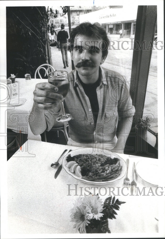 1979 Owner of Paradise Cafe Phil Applegate toasts customers - Historic Images