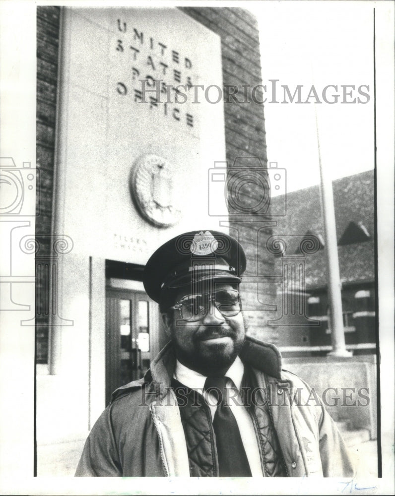 1980 Letter Carrier John Appleton rescued 3 from a fiery building - Historic Images