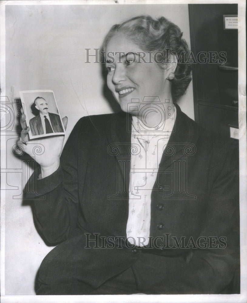 1955 Barbara Hoerter admires picture of fiance Richard Appleton - Historic Images