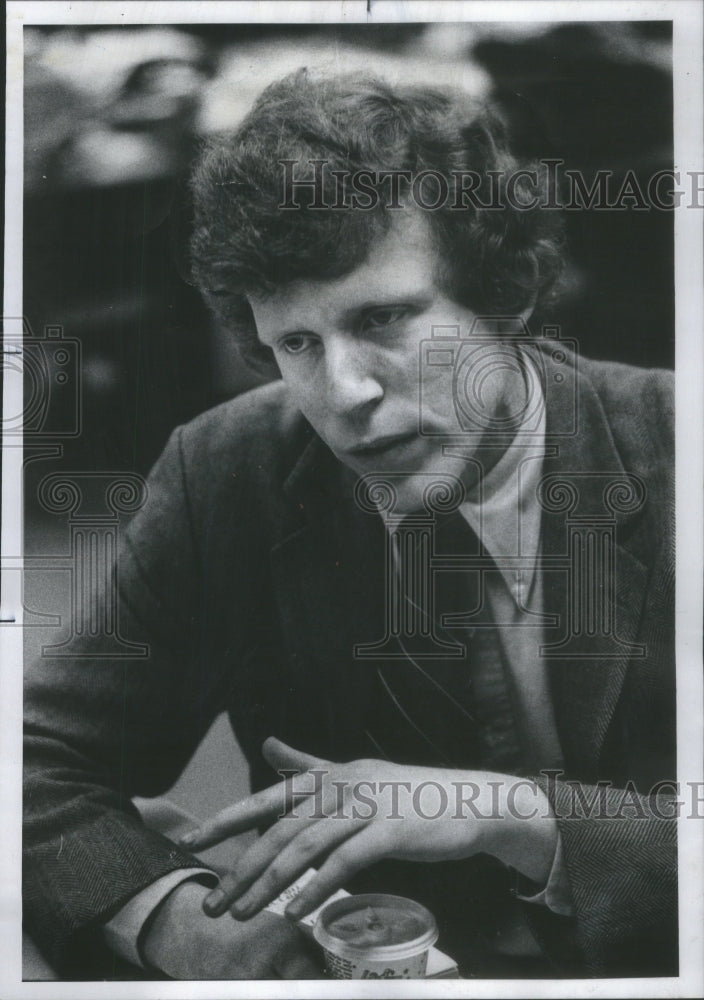 1975 Press Photo Robert Anson Discusses His Book On The Kennedy Assassination - Historic Images