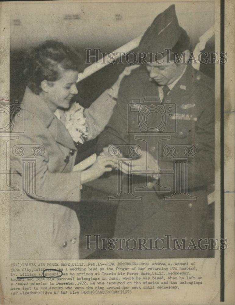 1973 Press Photo POW Lt William Arouri&#39;s Wife Returns His Wedding Band - Historic Images