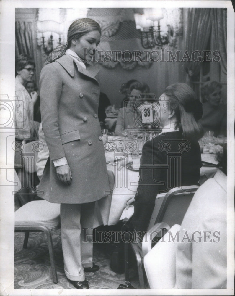 1969 Press Photo James Hoge Chats-Alaxander Heymer-Spring Designer Show-Chicago - Historic Images