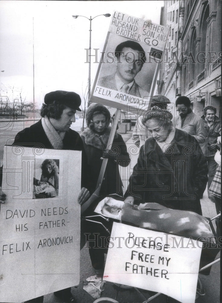 1977 Felix Aronovich Picketing Demonstrations Orchestra Hall Chicago - Historic Images