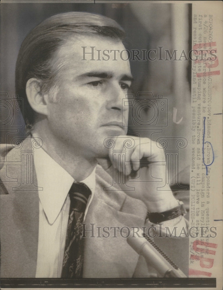 1976 Governor Edmund Brown Jr. Ponders A Question During Conference - Historic Images