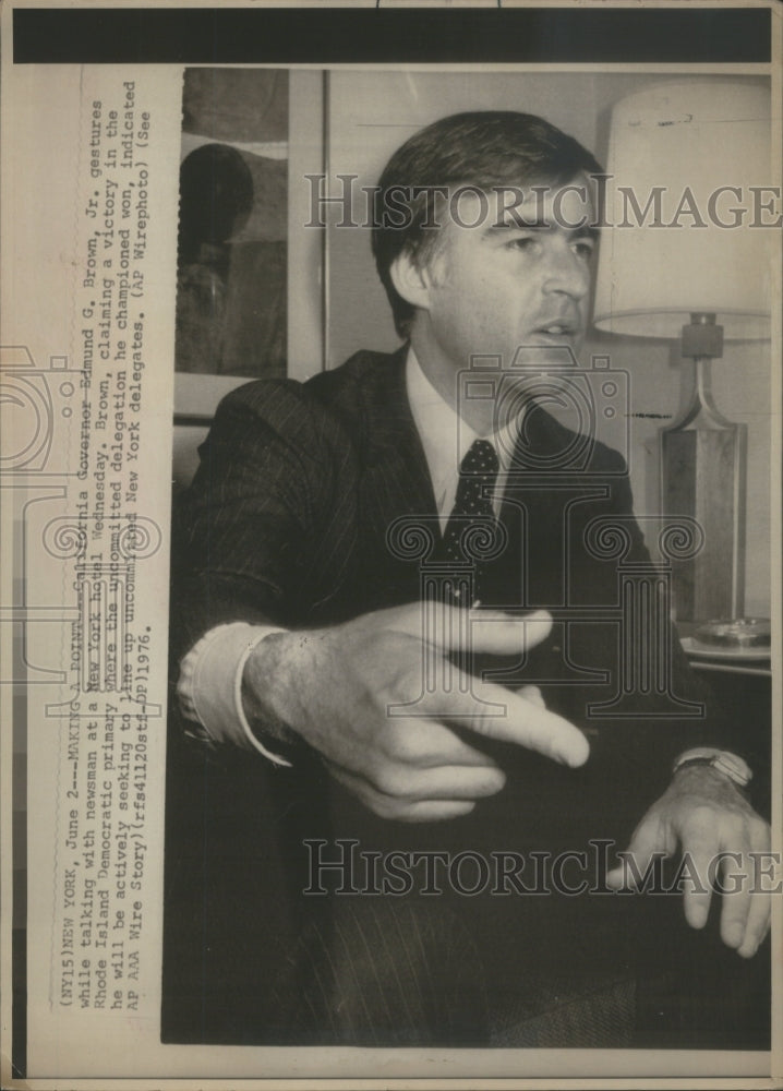 1976 Cal. Gov Edmund G. Brown Jr. talking to newsmen. - Historic Images