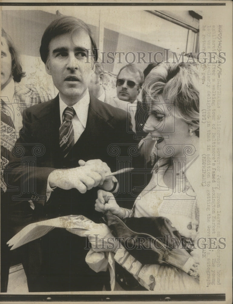 1976 Cal. Gov. Edmund G. Brown Jr. surrounded by press-Historic Images