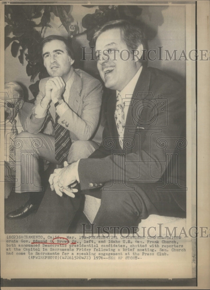 1976 Press Photo California Gov Edmund Brown Jr Idaho US Sen Frank Church chat - Historic Images