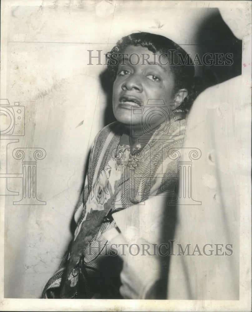 1954 Press Photo Mrs Therass R. Brophy Talks Group of Reporters Criminal Courts - Historic Images