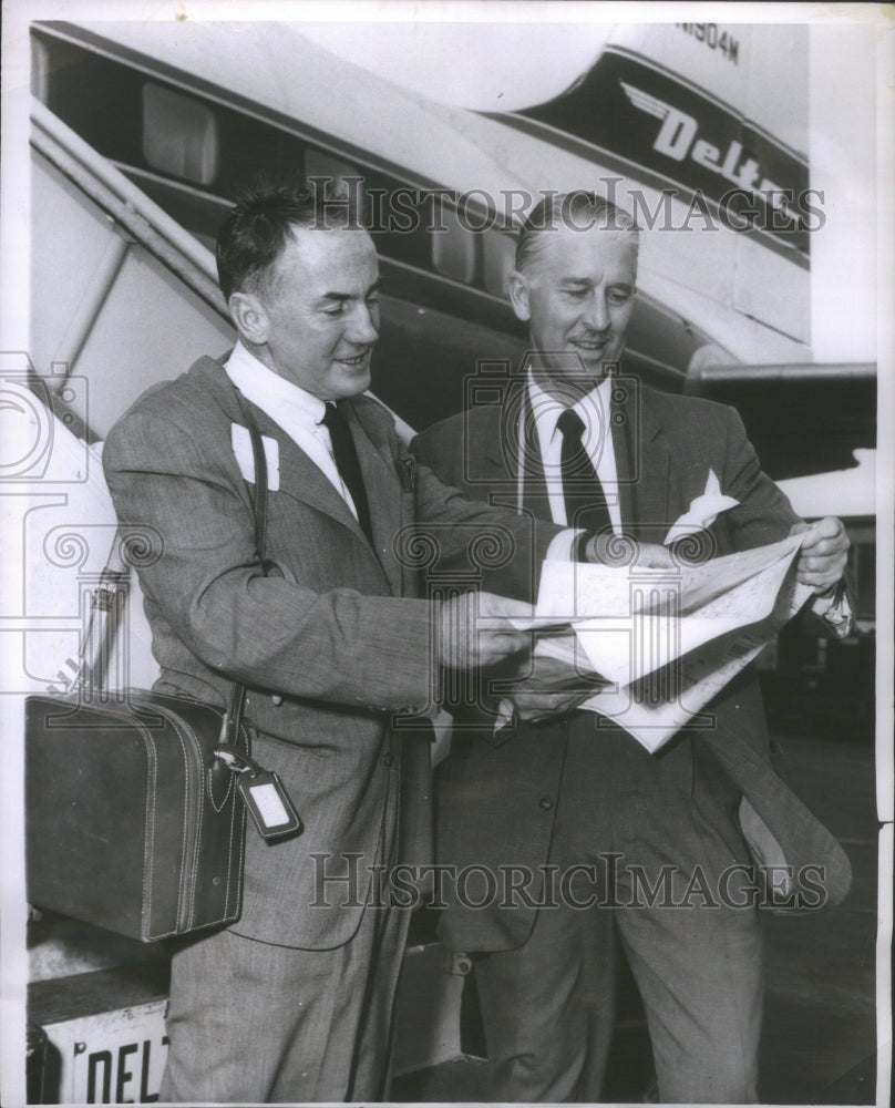 Press photo Jim Hurlbut and Marlin Perkins looks over Amazon jungle map - Historic Images