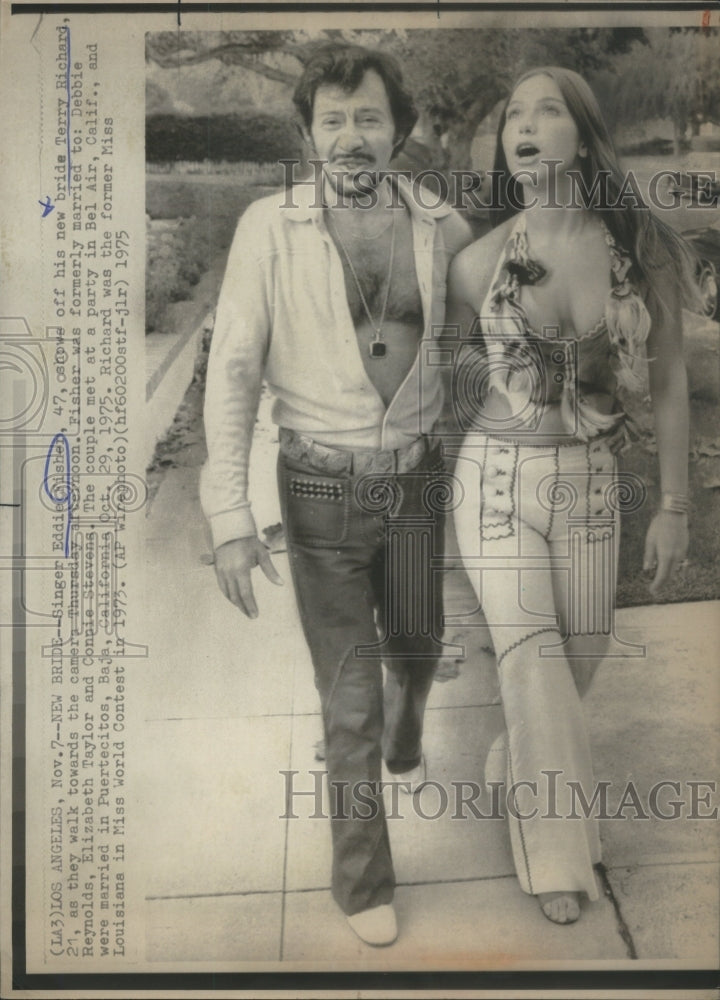 1975 Singer Eddie Fischer New bride Terry Richard Walk Camera - Historic Images