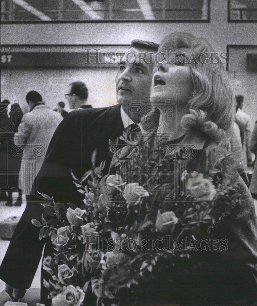 1967 Press Photo Little secretary Dutch John Utah lobby O&#39;Hare Airport Bob - Historic Images