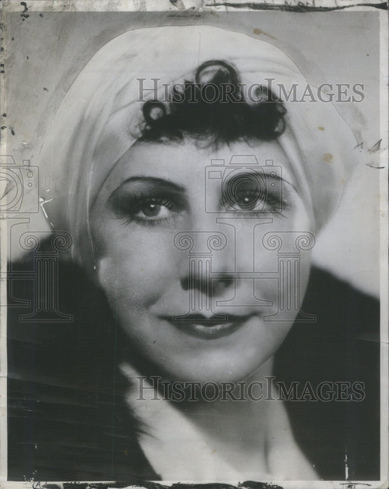 1936, Aimee LaMarr San Francisco face lifting operation health pose - Historic Images