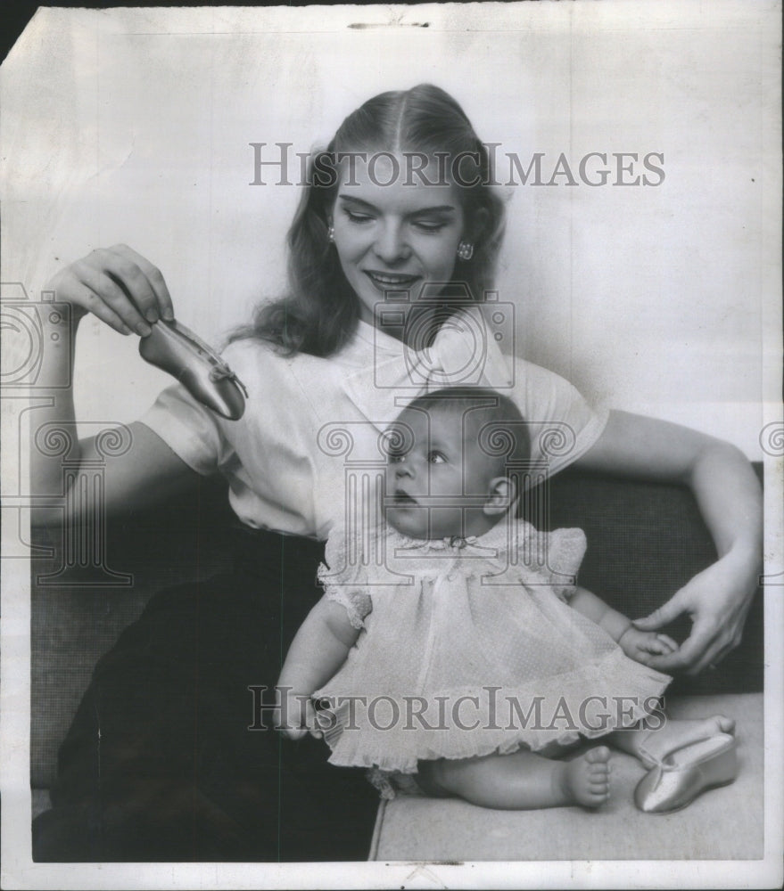 1957 Press Photo Belinda Six-Month-Old Daughter of Dancers Rod Alexander - Historic Images