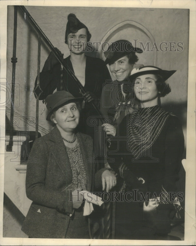 1939 Press Photo Chairman Entertainment committee Christmas Merry-Go-Round - Historic Images
