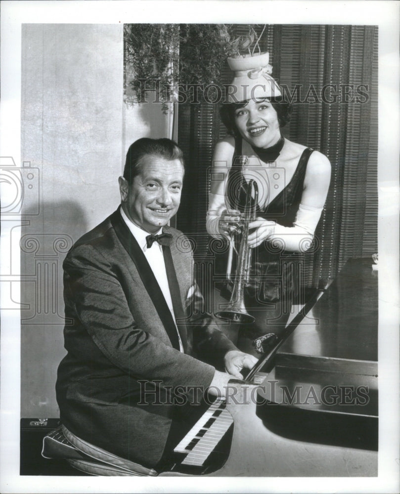 Press Photo Eric Linton pianist Sheraton Chicago Golliwog Gal Katie Sayigh - Historic Images