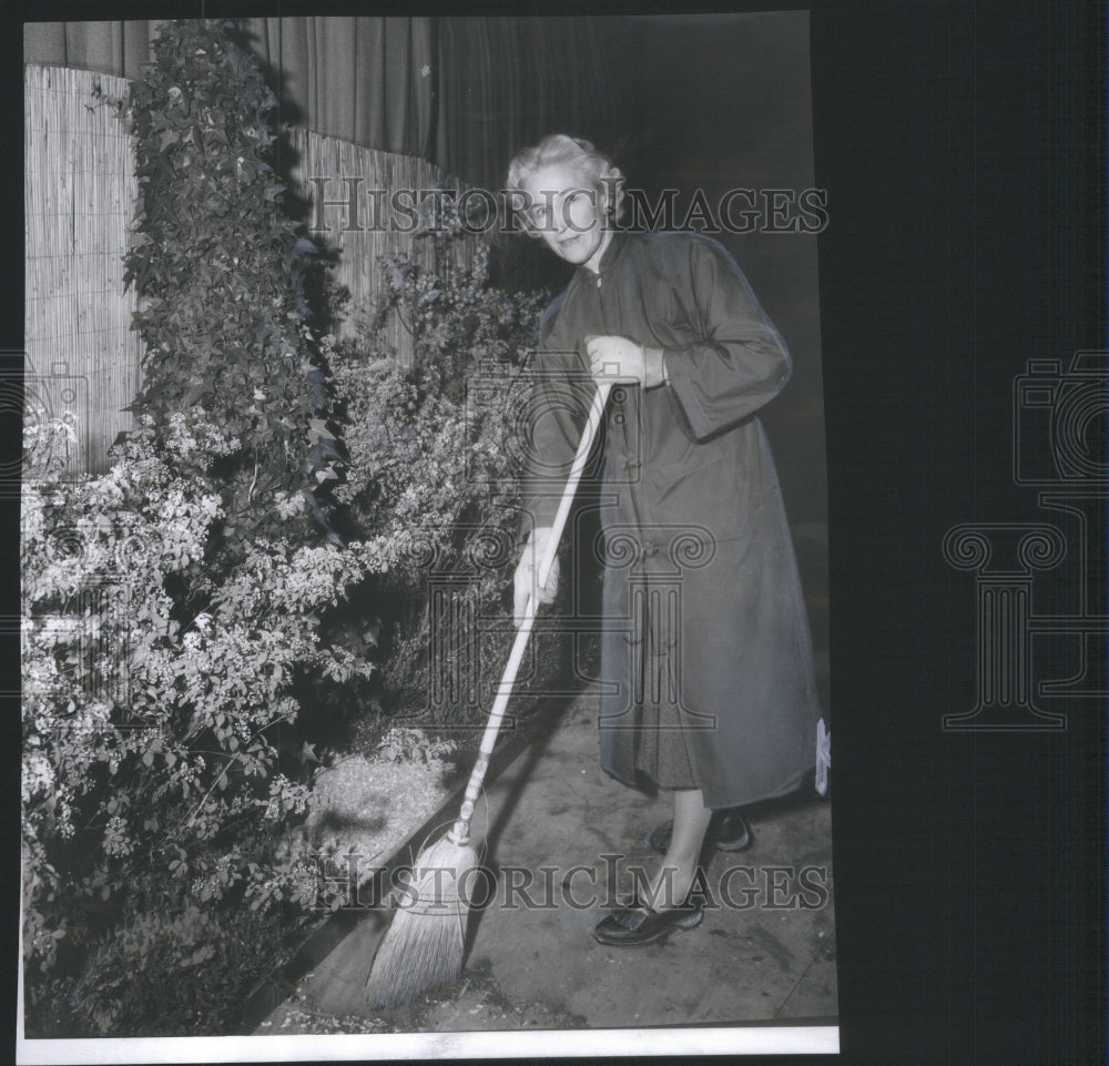 1959 Owen Lindsay chairman Lake Forest grouptransplanting flowering - Historic Images