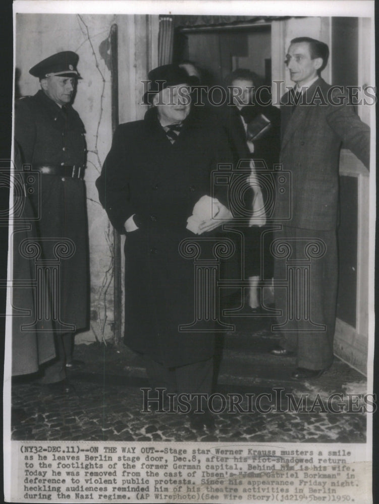 1950, Stage Star Werner Krauss leaves Stage.- RSA73233 - Historic Images