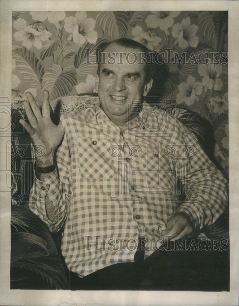 1955 Press Photo Clifford Loitz Chicago book keeper cheery greeting hospital - Historic Images