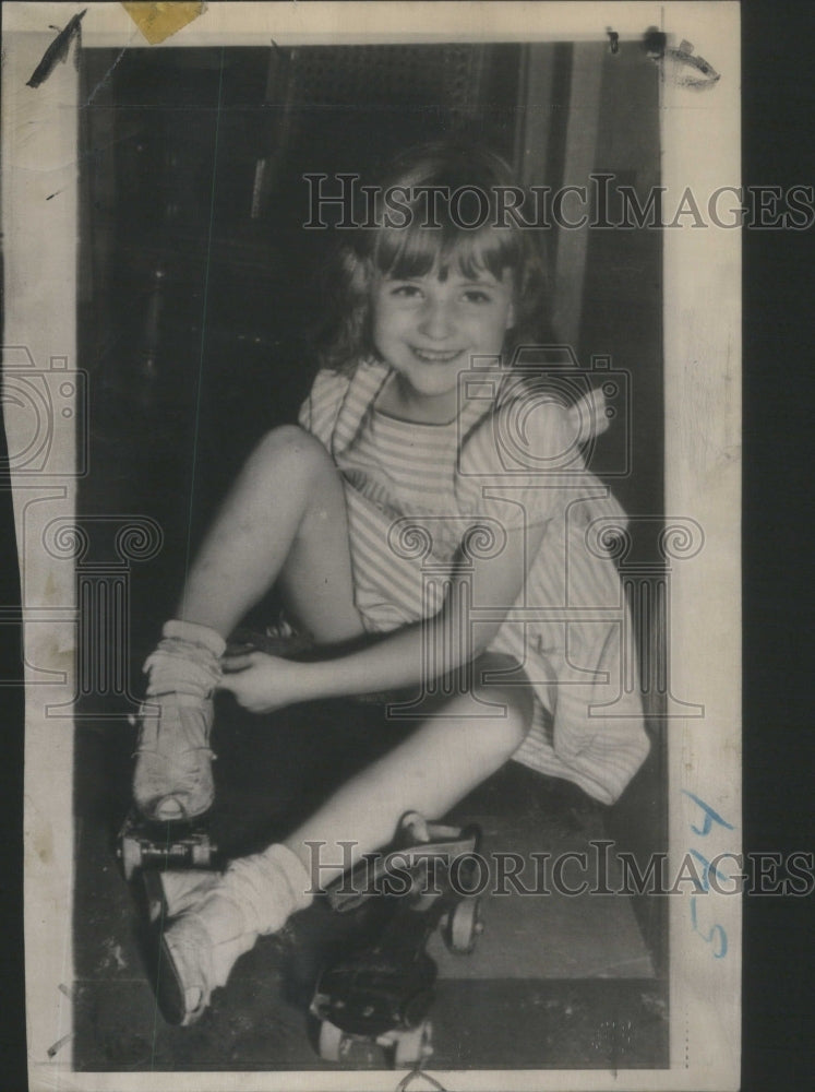1947 Press Photo Mary Ann Kubon Put Skates-Orphanage New Orleans-Asks Dad-Fuller - Historic Images
