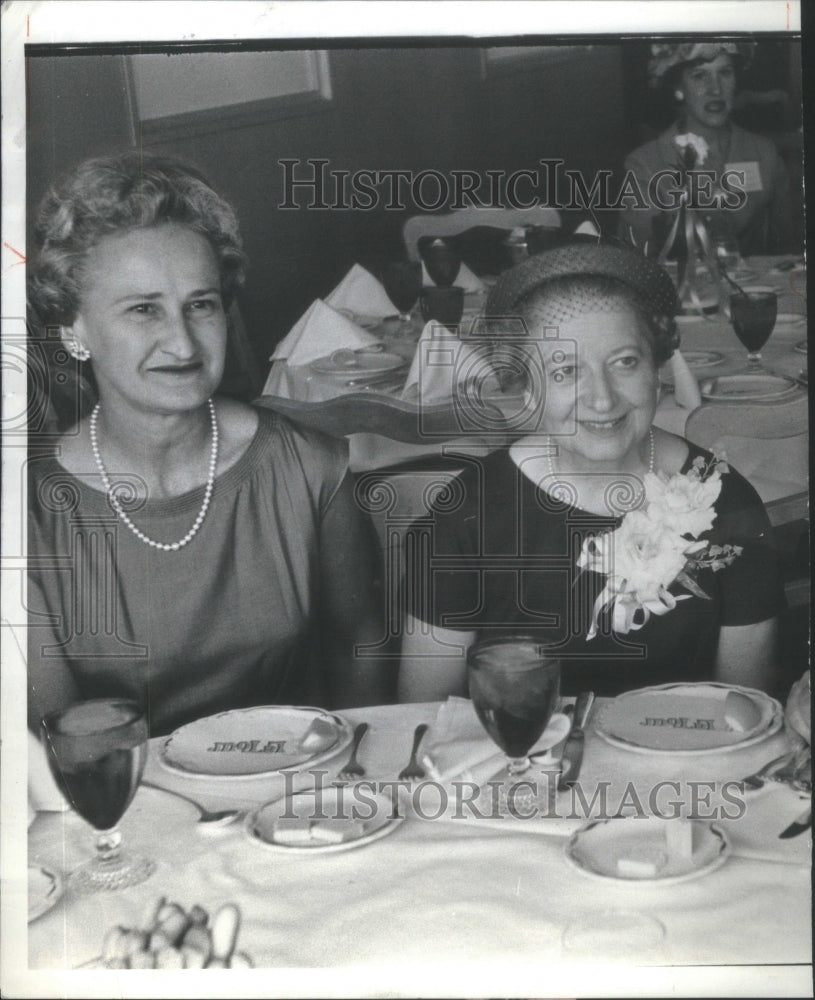 1965 Press Photo Jeane Hafner-Chicago Bank Women Eleanor Hunter Dinner Meeting - Historic Images