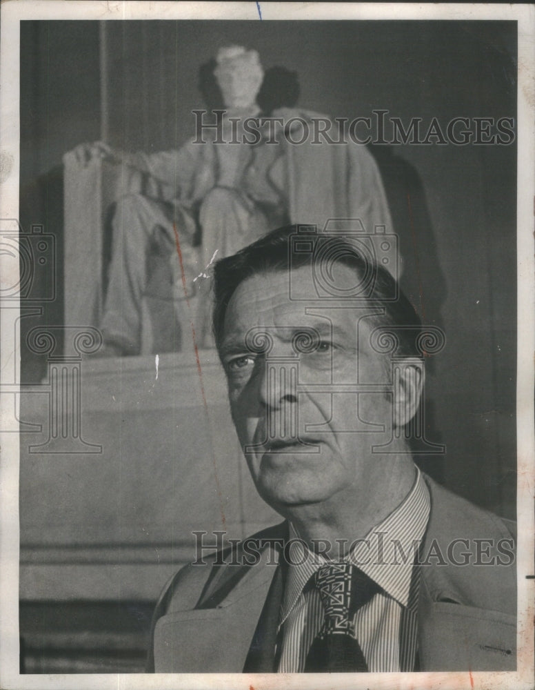1973 Press Photo Host Narrator Chet Huntley Stands Lincoln Memorial Washington - Historic Images