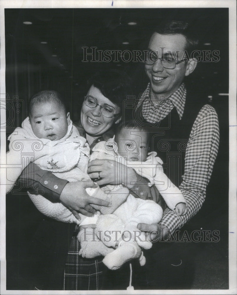 1976PressPhoto Capt.Elsiha C.Hurley adopted Korean Twin - Historic Images