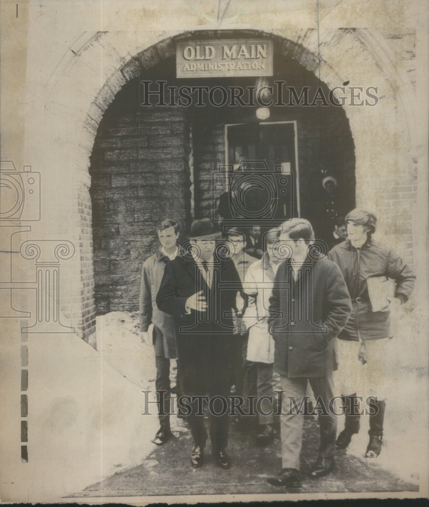 1969 Press Photo Hubert H.Humphrey chats with students.- RSA74039 - Historic Images