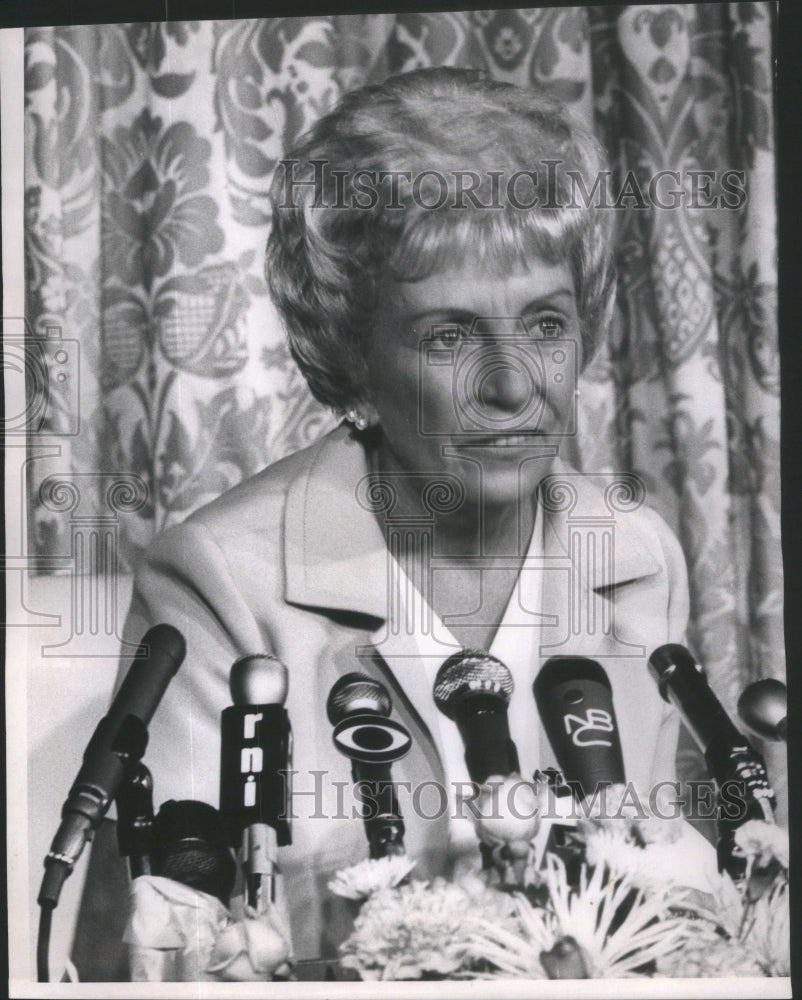 1968 Mrs Muriel Humphrey Talks to Lady Reporters-Historic Images