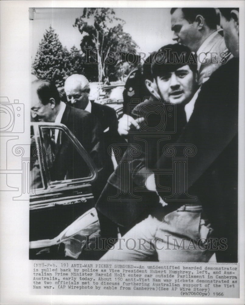 1966 Anti Vietnam War Demonstrator Pickets Vice President Humphrey - Historic Images