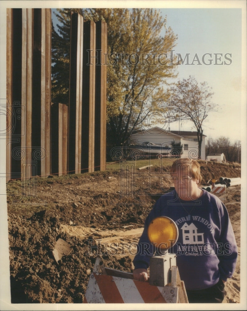 1990 Mary Fran Flowers and the steel pilings - Historic Images