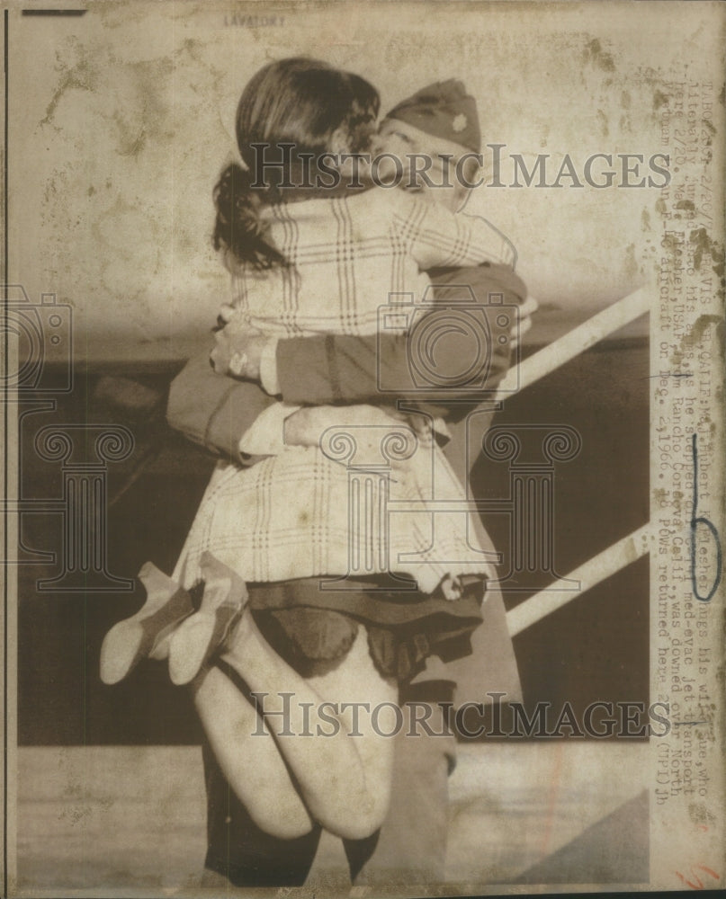 1973 Press Photo Hubert Flesher hugs his wife after arriving after his tour. - Historic Images