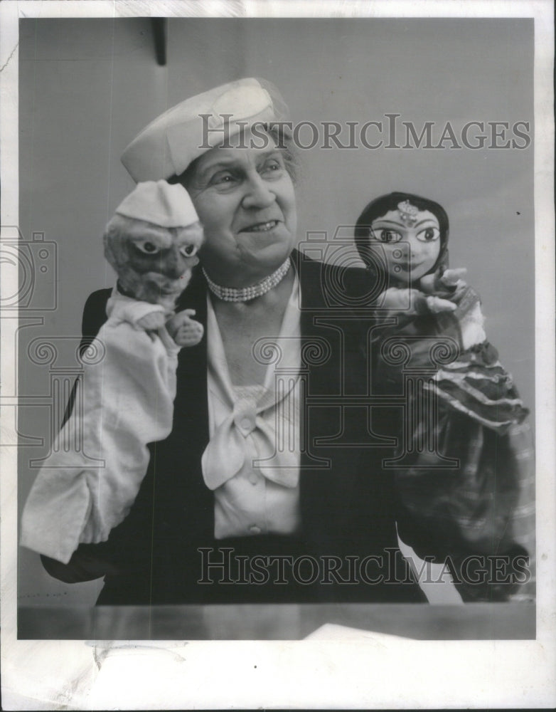 1960 Press Photo Dr. Welthy Fisher teaches and promotes literacy in India by pup - Historic Images