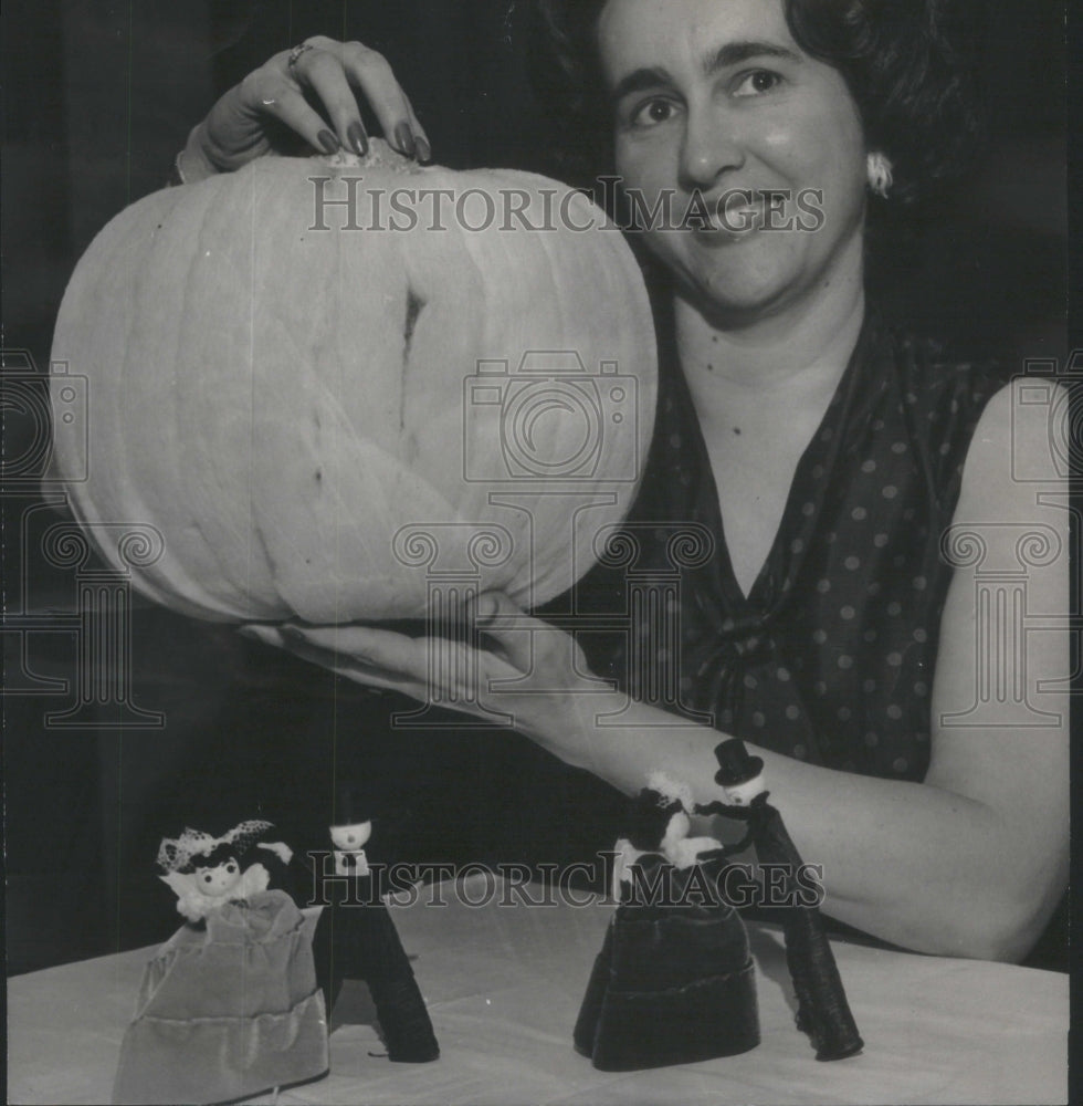 1967 Press Photo Mrs Robert Fisher Clarendon Hills Center Pumpkin Ball - Historic Images