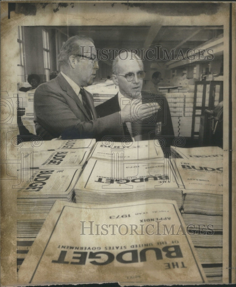 1972 Press Photo Humphrey Shultz President's Budget- RSA74733 - Historic Images