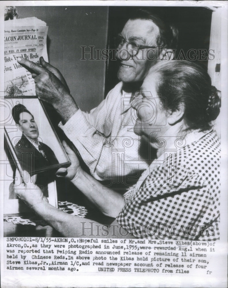 1955 Press Photo Mr Mrs Steve Kibas Read Newspaper Airman Son Released - Historic Images