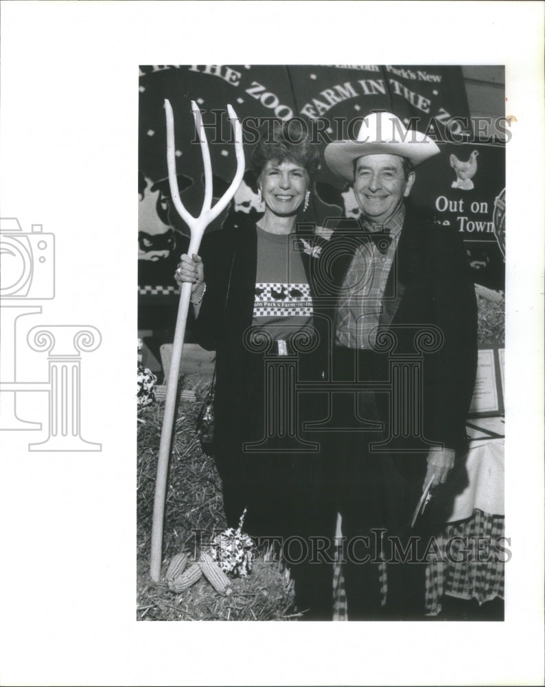 1991 Wendy Lester Fisher Arm Barnyard Bell Lincoln Park Zoological - Historic Images