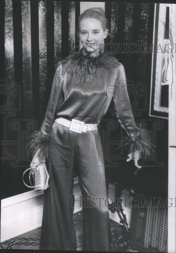 1969 Press Photo Mrs LeeFreeman Attends Opera Red Satin Pants Rhinestone Belt- Historic Images