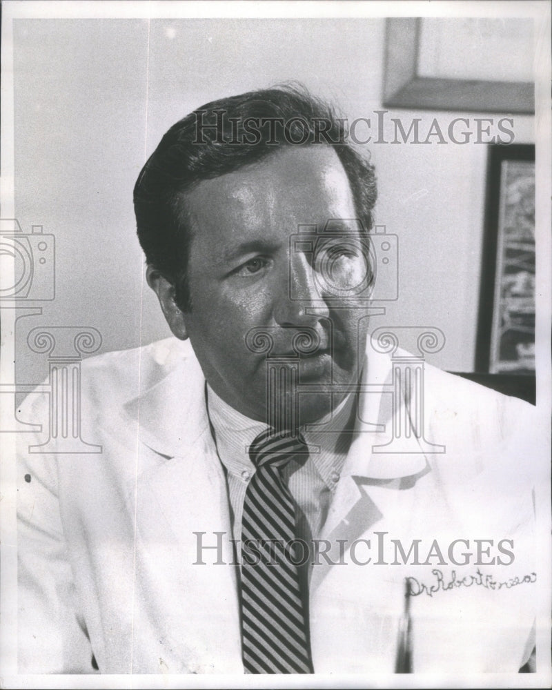 1970 Press Photo Dr. Robert J. Freeark director Cook County Hospital- RSA76327 - Historic Images