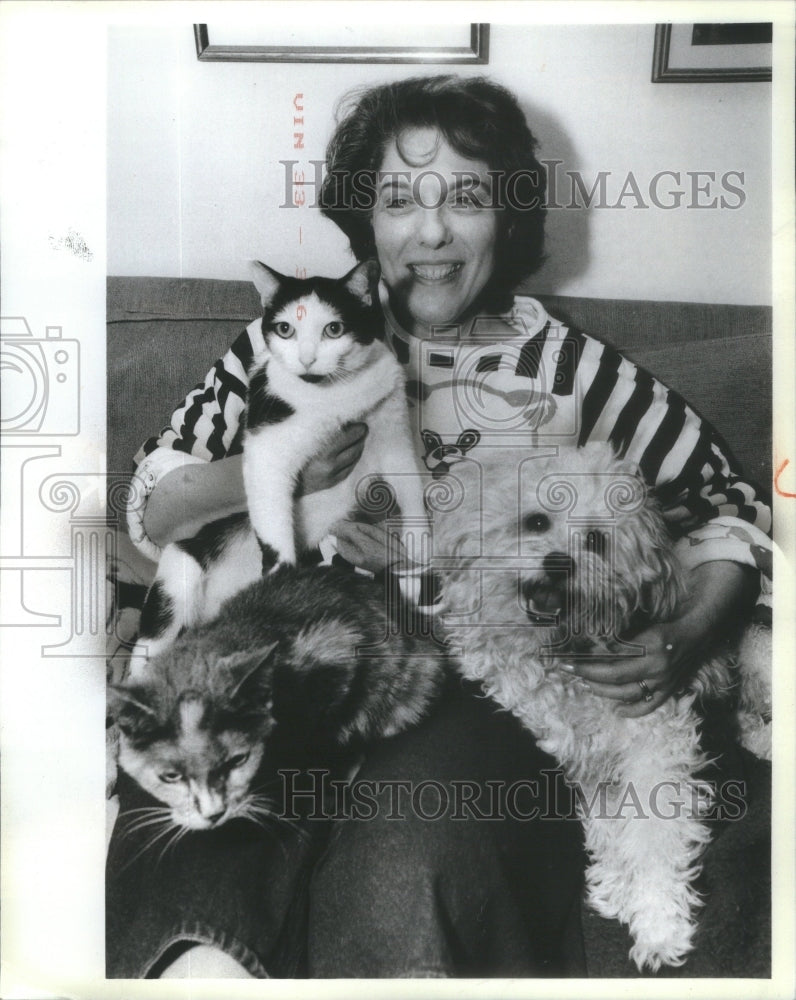 1987 Betty Friedman Animal person shelter - Historic Images